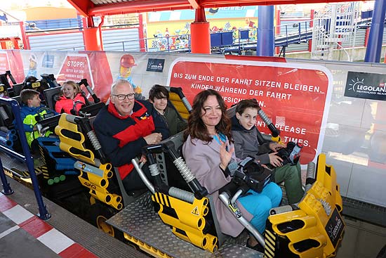 Legoland Geschäftsführer Martin Kring, Natalia Wörner und Sohn Jacob-Lee bei der Saison-Eröffnung im LEGOLAND Deutschland Resort in Günzburg am 24.03.2018 im Großen LEGO Rennen (©Foto: Martin Schmitz)